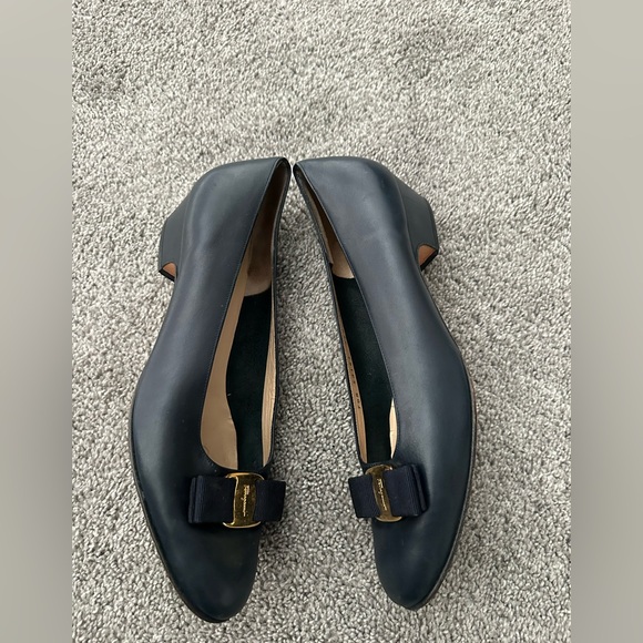 Salvatore Ferragamo Boutique Leather  Pumps Navy Low Heel 9.5 B - Picture 2 of 7